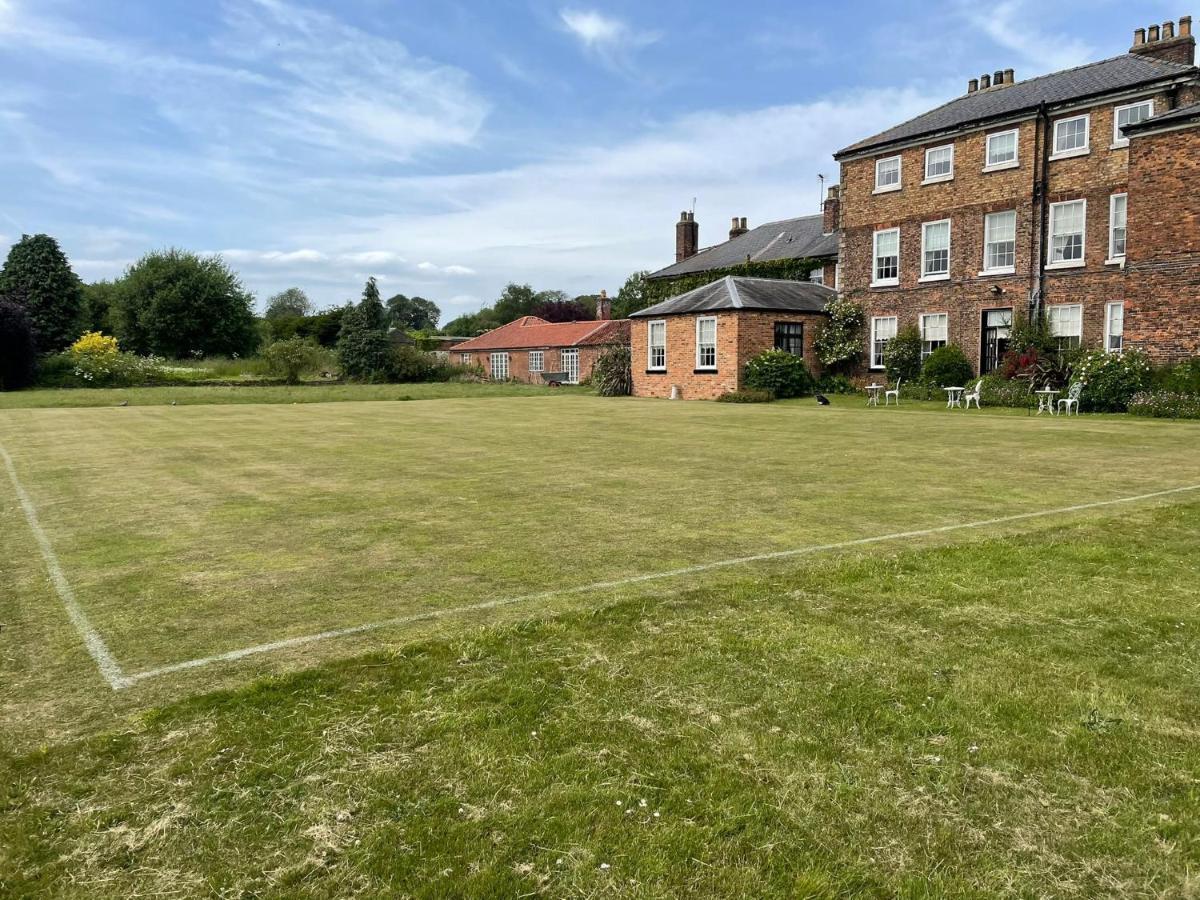 Rowley Manor Hotel Little Weighton Exterior photo